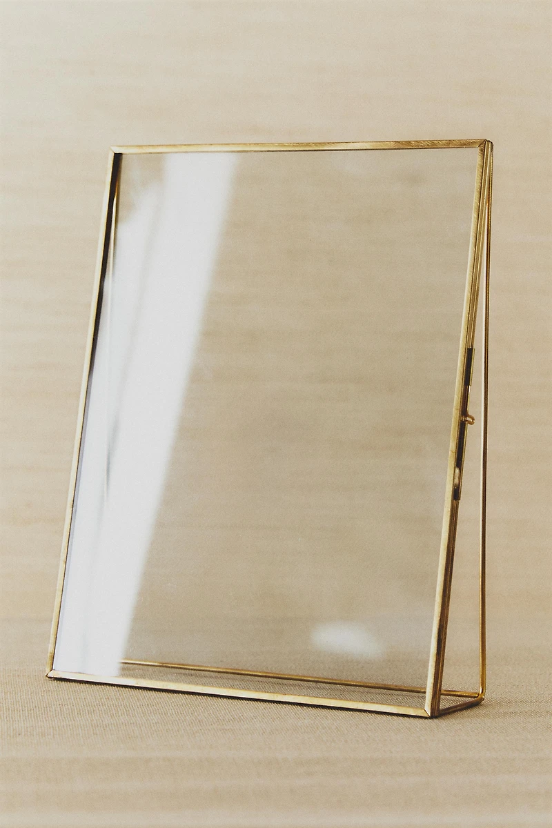 TRIANGULAR STRUCTURE PICTURE FRAME