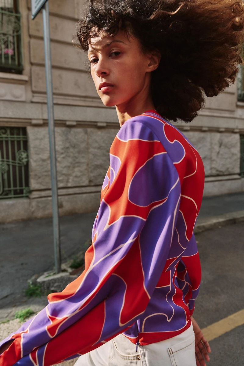 CHEMISE SATINÉE IMPRIMÉE AVEC ÉPAULETTES