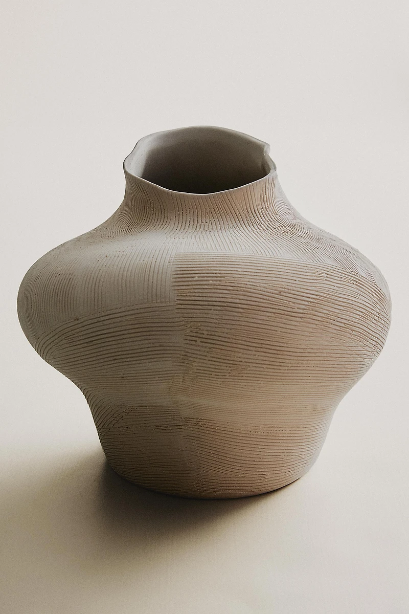 VASE EN CÉRAMIQUE IRRÉGULIÈRE