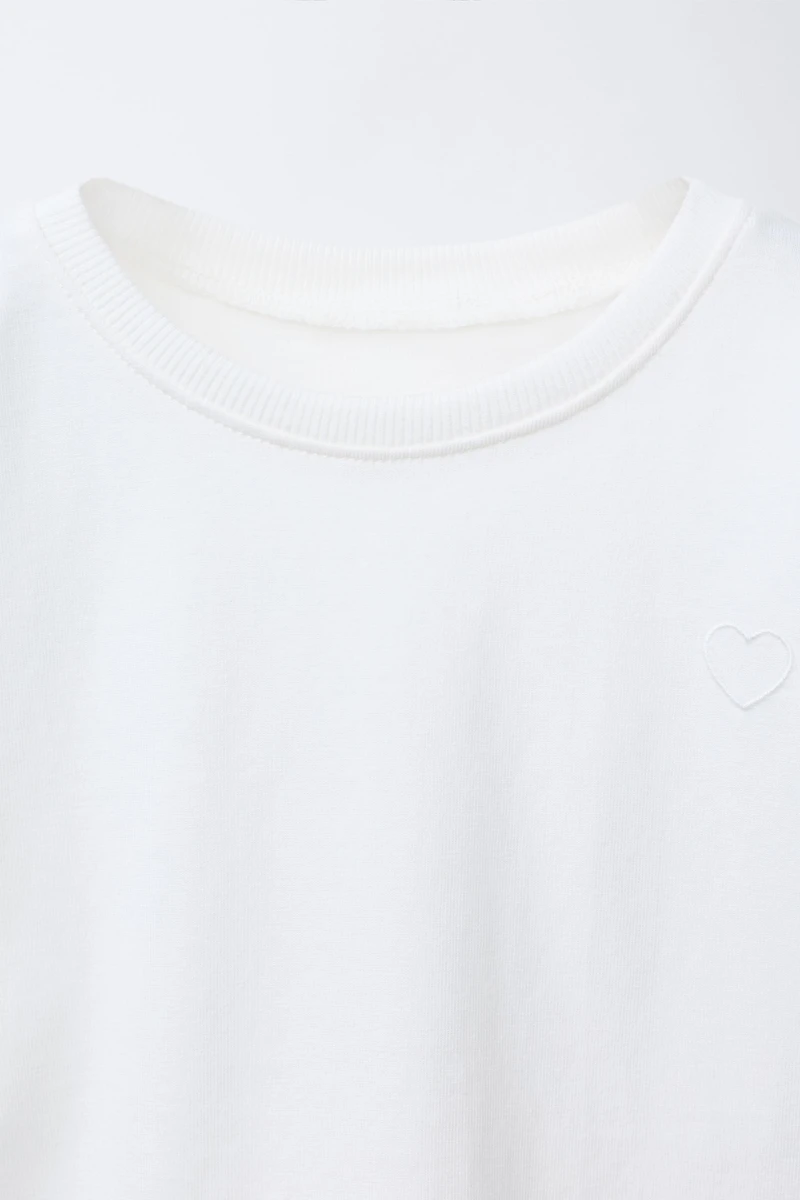 T-SHIRT BASIQUE CŒUR BRODÉ