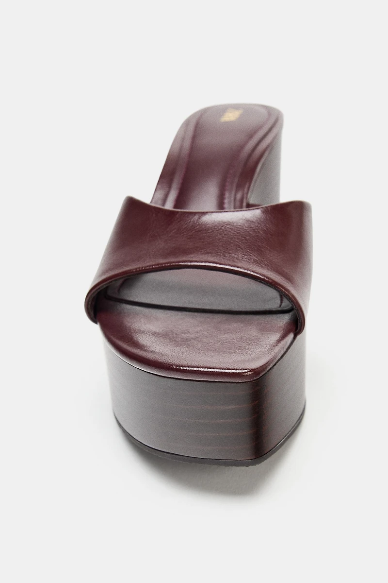 SANDALES À TALONS COMPENSÉS ET EFFET CRAQUELÉ