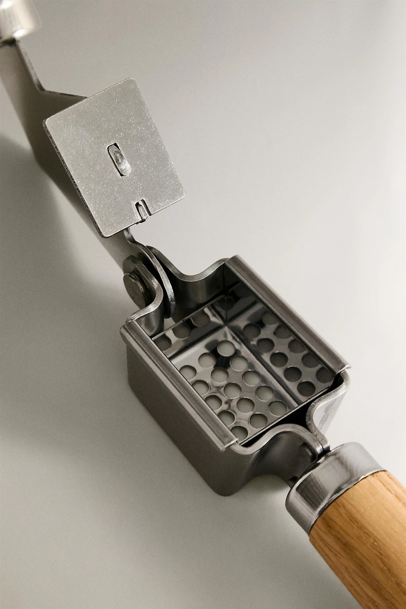 MANUAL OAK GARLIC PRESS