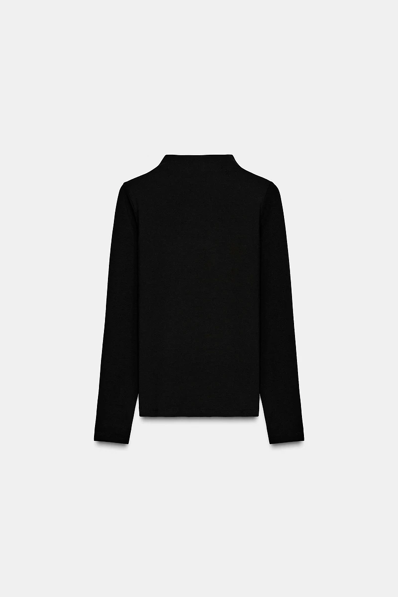MOCK NECK BROOCH T-SHIRT