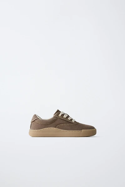 LACE-UP SNEAKERS