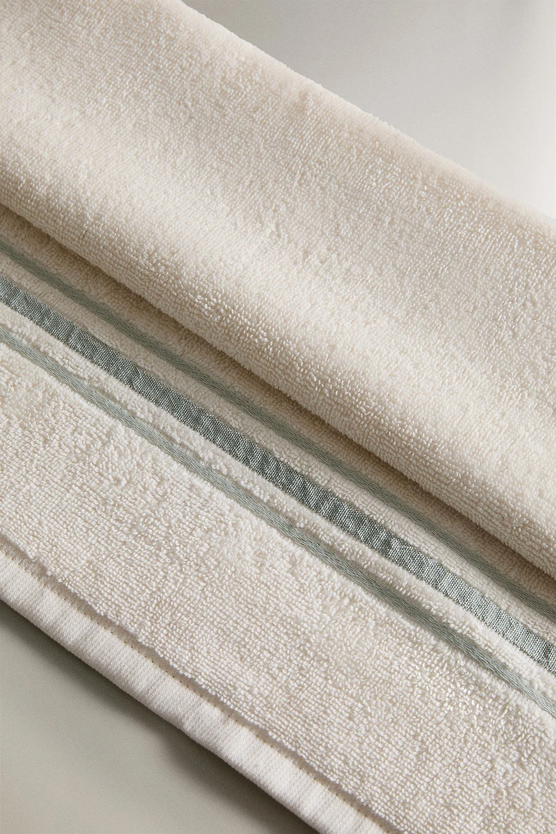 BATH TOWEL WITH COLORED BORDER