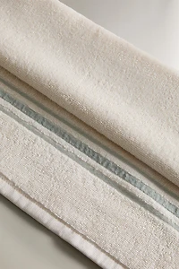 BATH TOWEL WITH COLORED BORDER