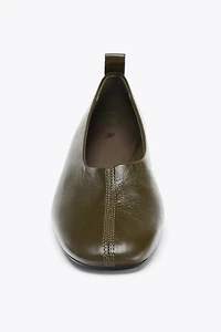 BALLERINES EN CUIR À TALONS BAS