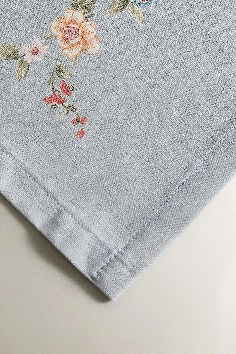 SMALL FLORAL PRINT TABLECLOTH