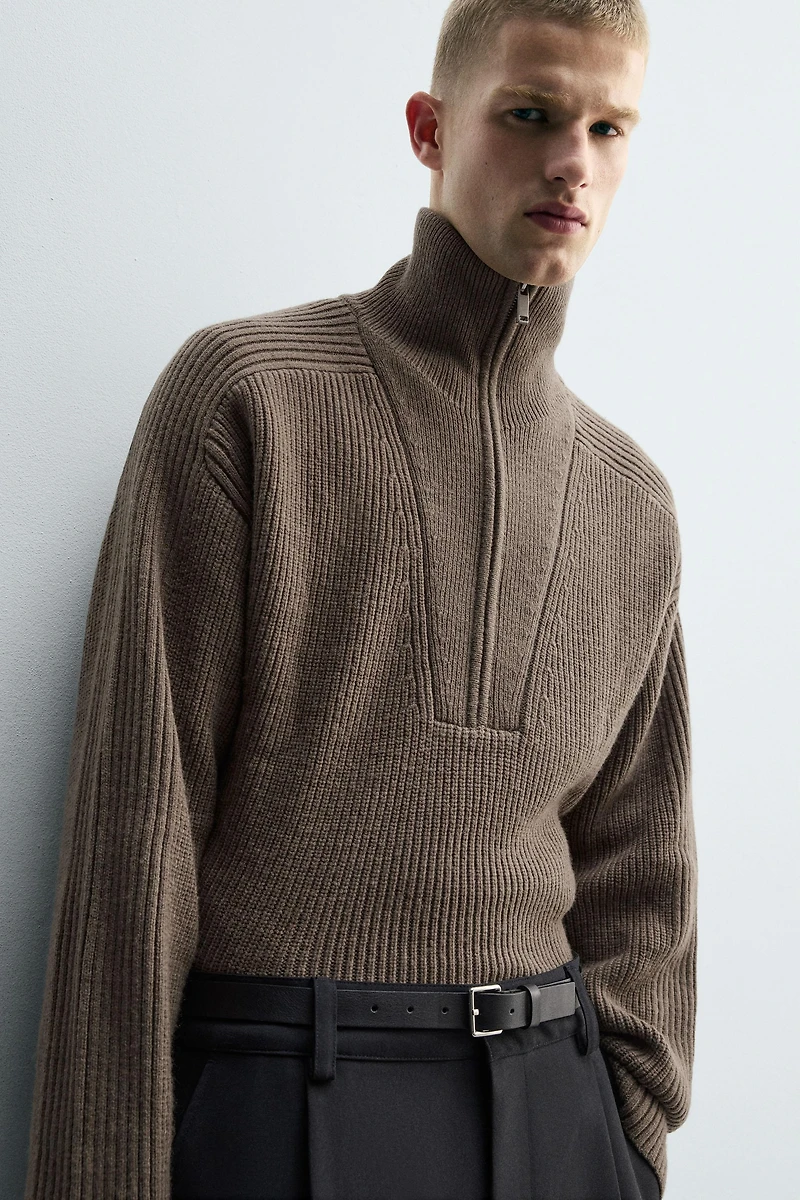 PULL EN MAILLE PERLÉE AVEC COL ZIPPÉ
