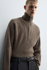 PULL EN MAILLE PERLÉE AVEC COL ZIPPÉ