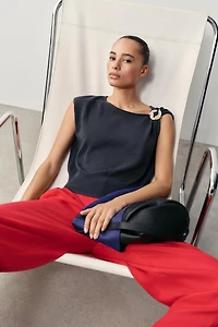 TOP EN MAILLE À DÉTAILS