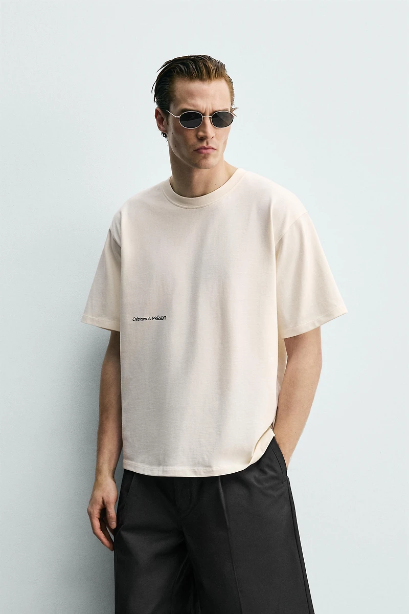 T-SHIRT À INSCRIPTION ET PIÈCES
