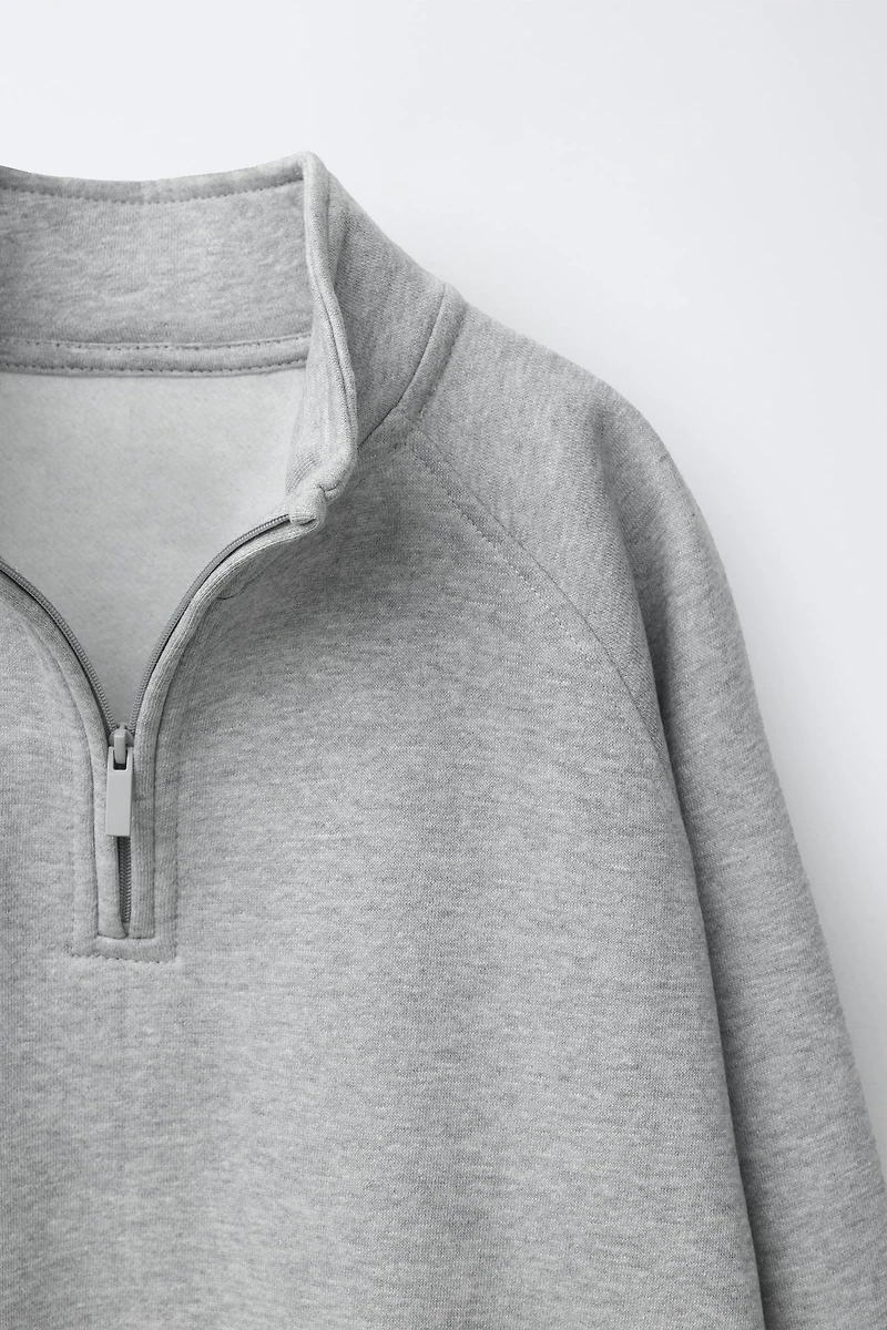 SWEAT UNI À ÉTIQUETTE