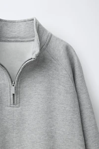SWEAT UNI À ÉTIQUETTE