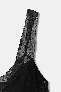 TOP RUSTIQUE ASYMÉTRIQUE DENTELLE