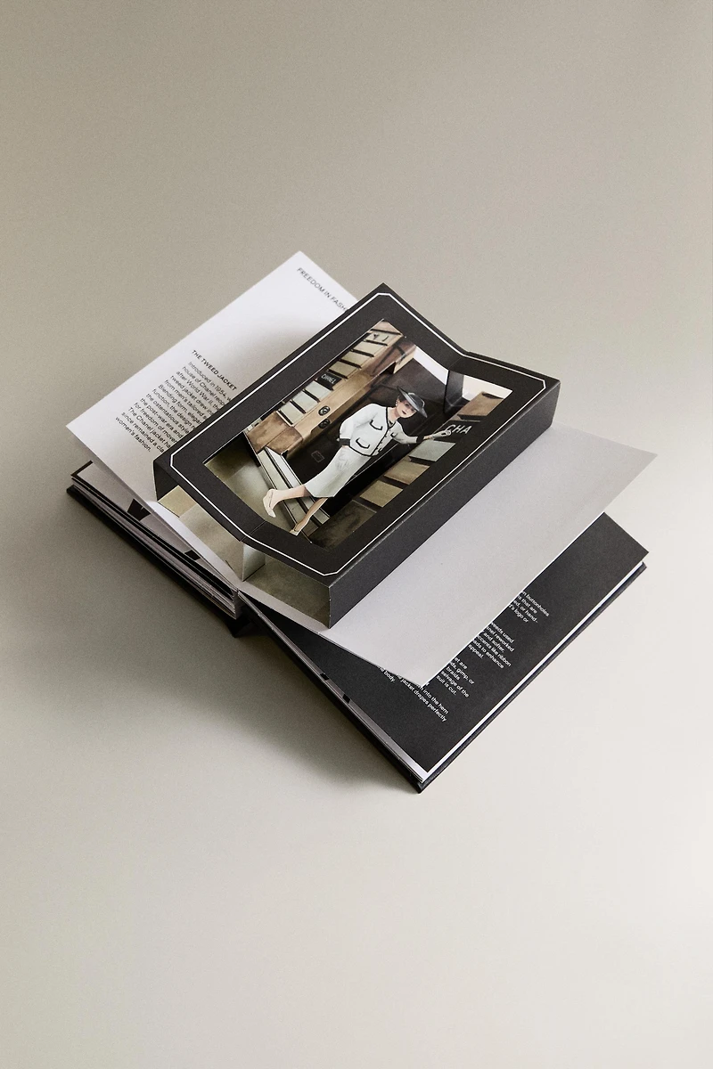FASHION UNFOLDED "POP UP" BOOK (ENGLISH)