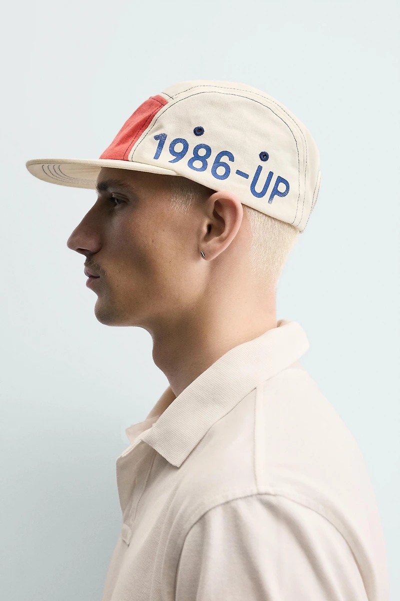 CONTRASTING FLAT BRIM CAP