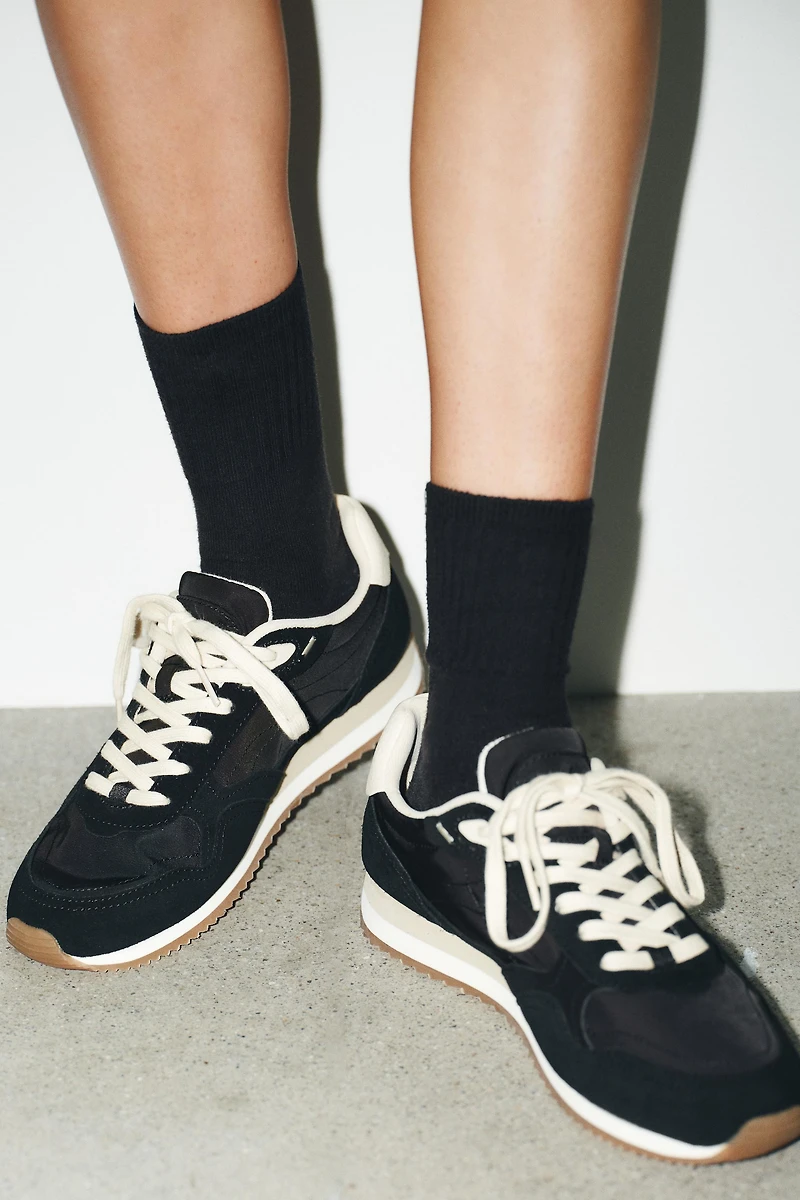 CONTRAST RUNNING SHOE