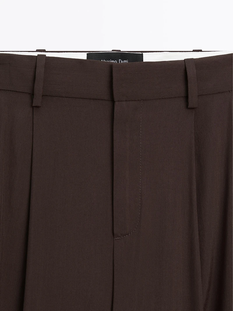 Flowing trousers with darts