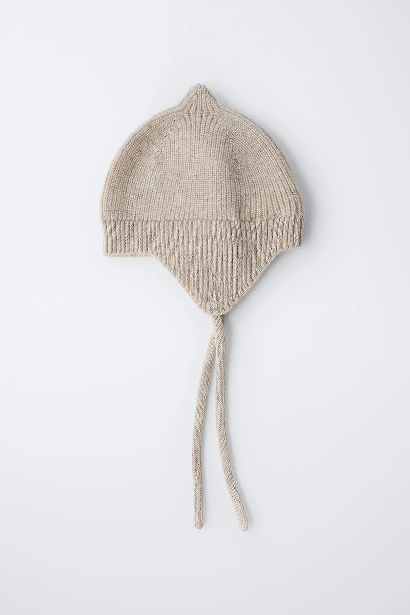 BONNET EN MAILLE AVEC LAINE