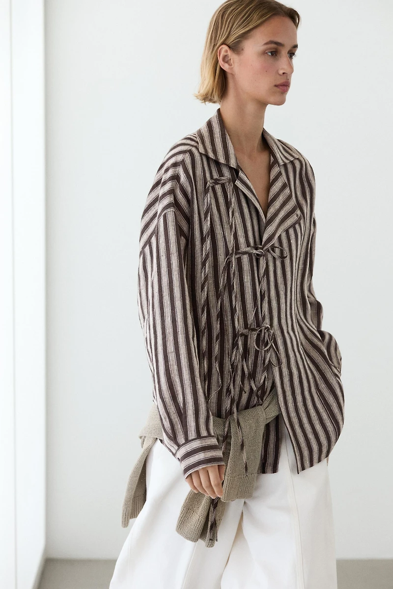 Chemise croisée à rayures avec nœud