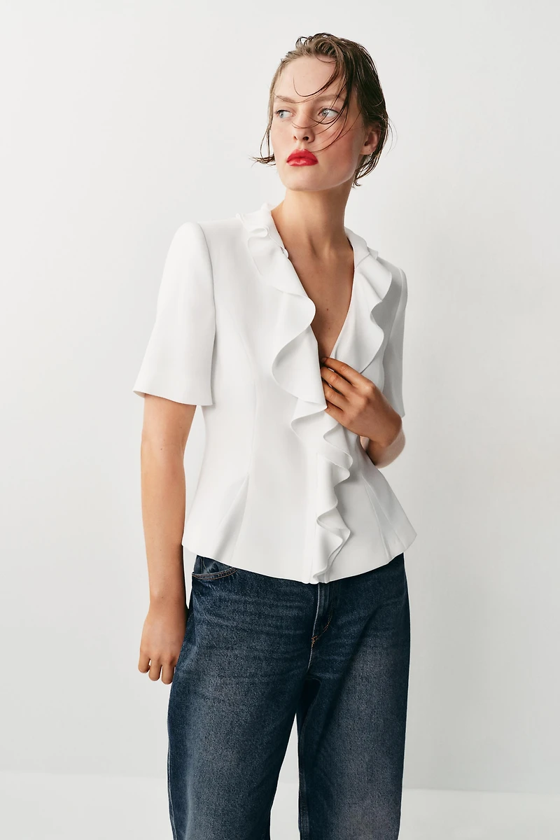 VESTE À MANCHES COURTES ET VOLANTS