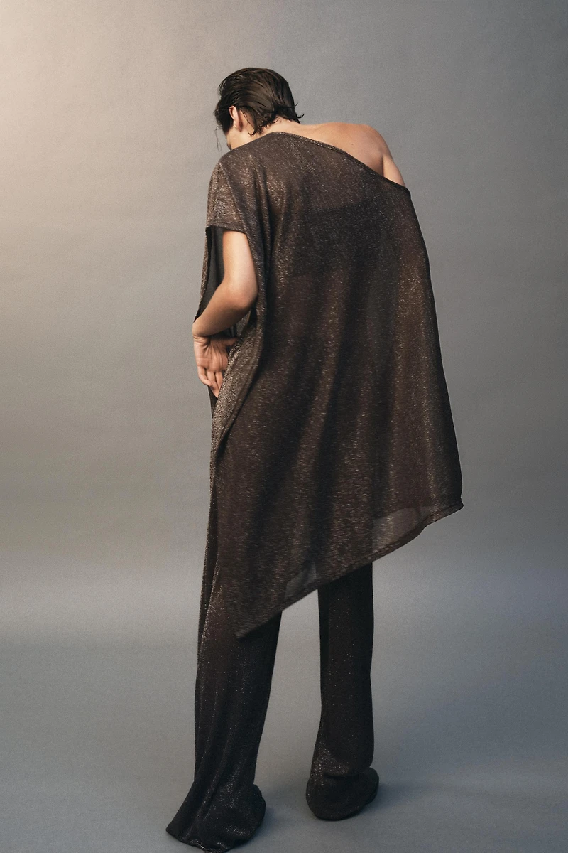 ASYMMETRIC METALLIC THREAD CAPE