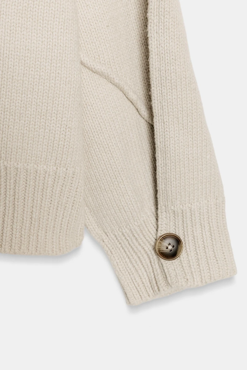 PULL EN MAILLE AVEC COUTURES
