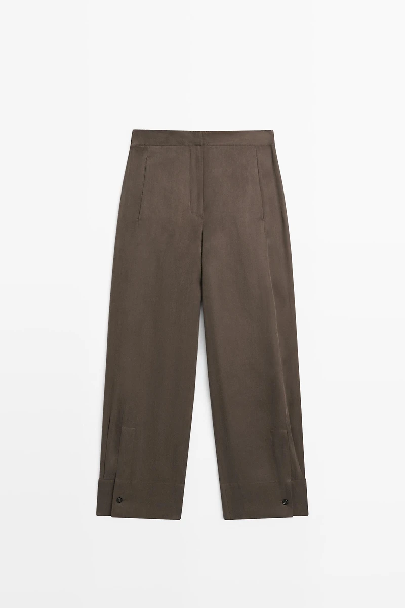 Total look flowing trousers with buttoned hems
