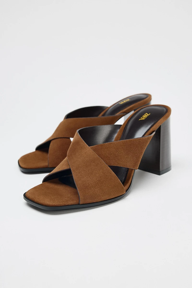 SANDALES À TALONS LARGES EN DAIM
