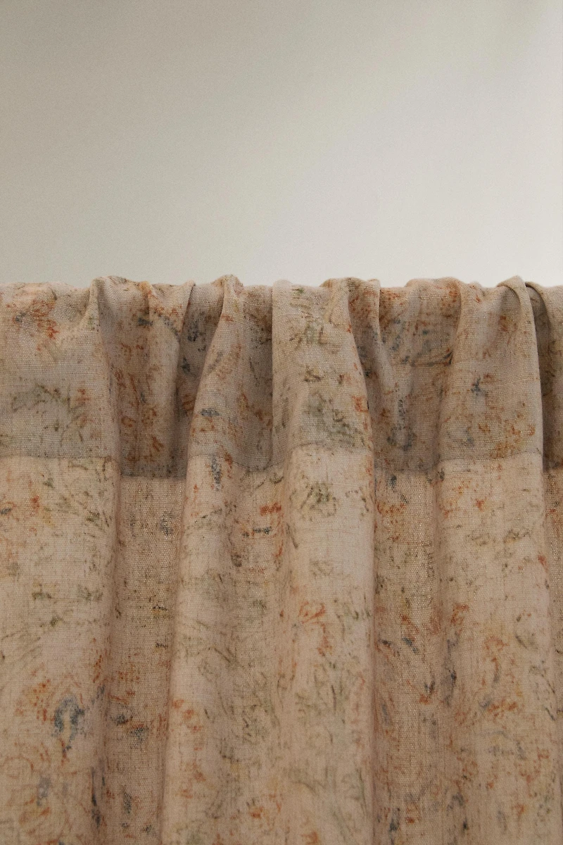 FLORAL CURTAIN WITH MEDIUM FILTRATION
