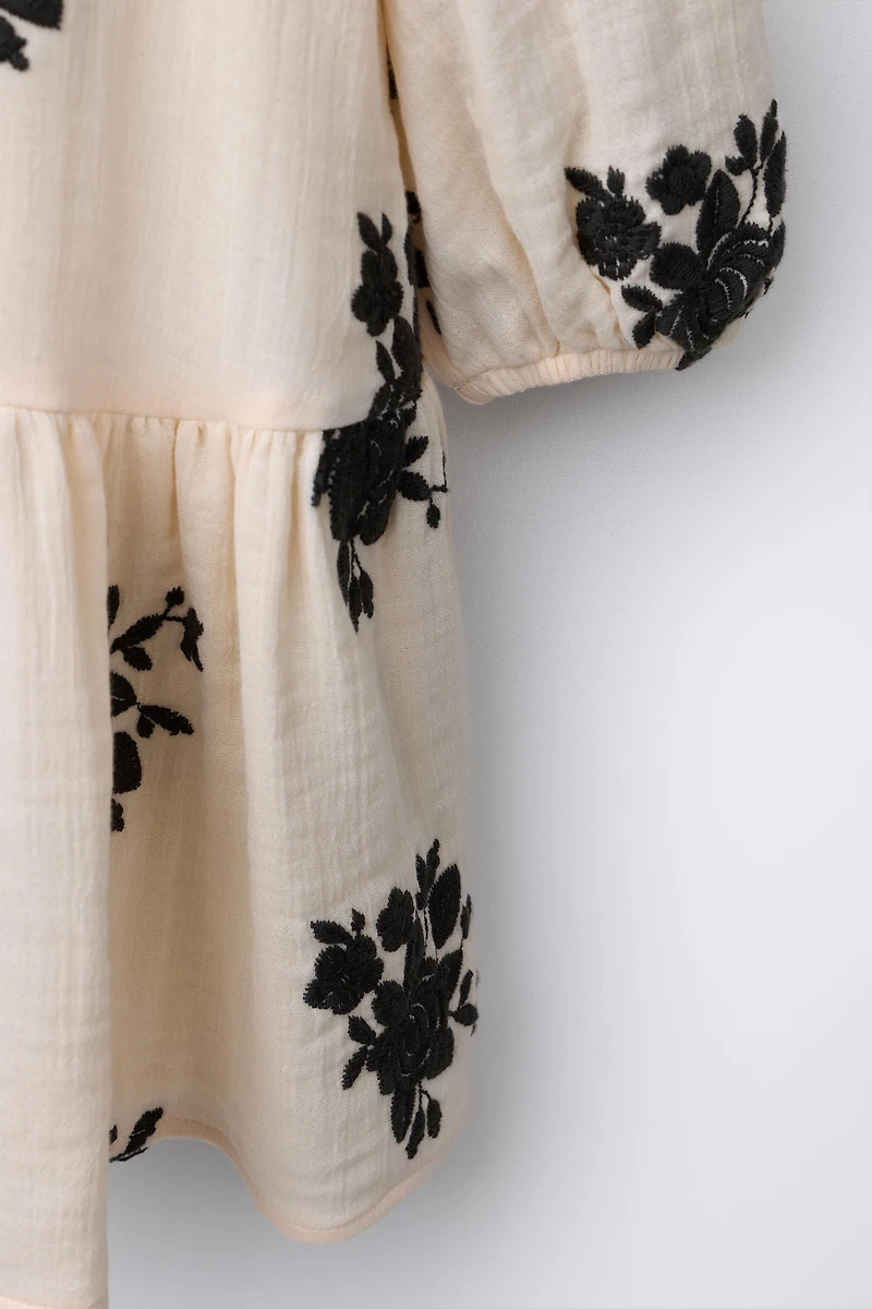 ROBE À FLEURS BRODÉES