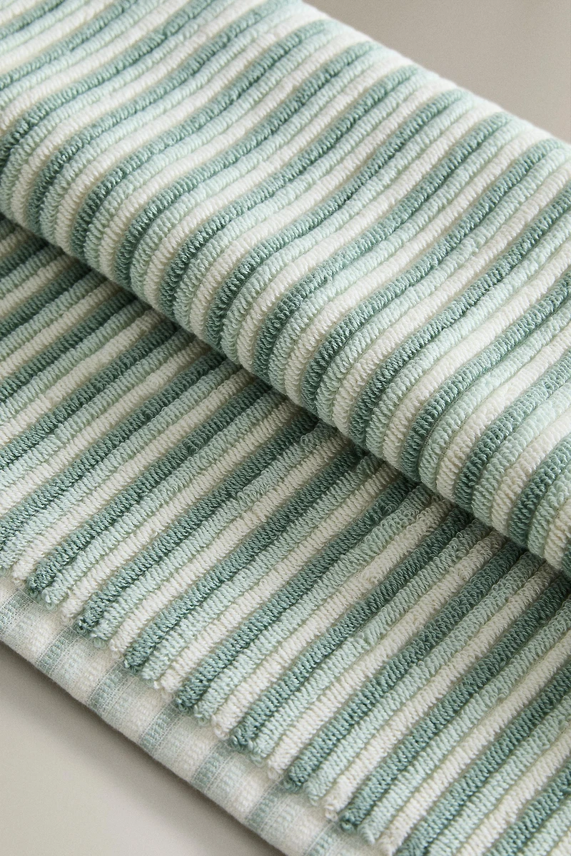 TEXTURED COLORED BATH TOWEL WITH STRIPES