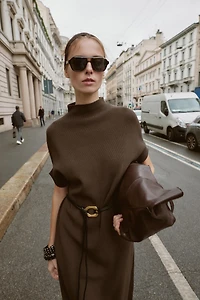 ROBE EN MAILLE AVEC CEINTURE