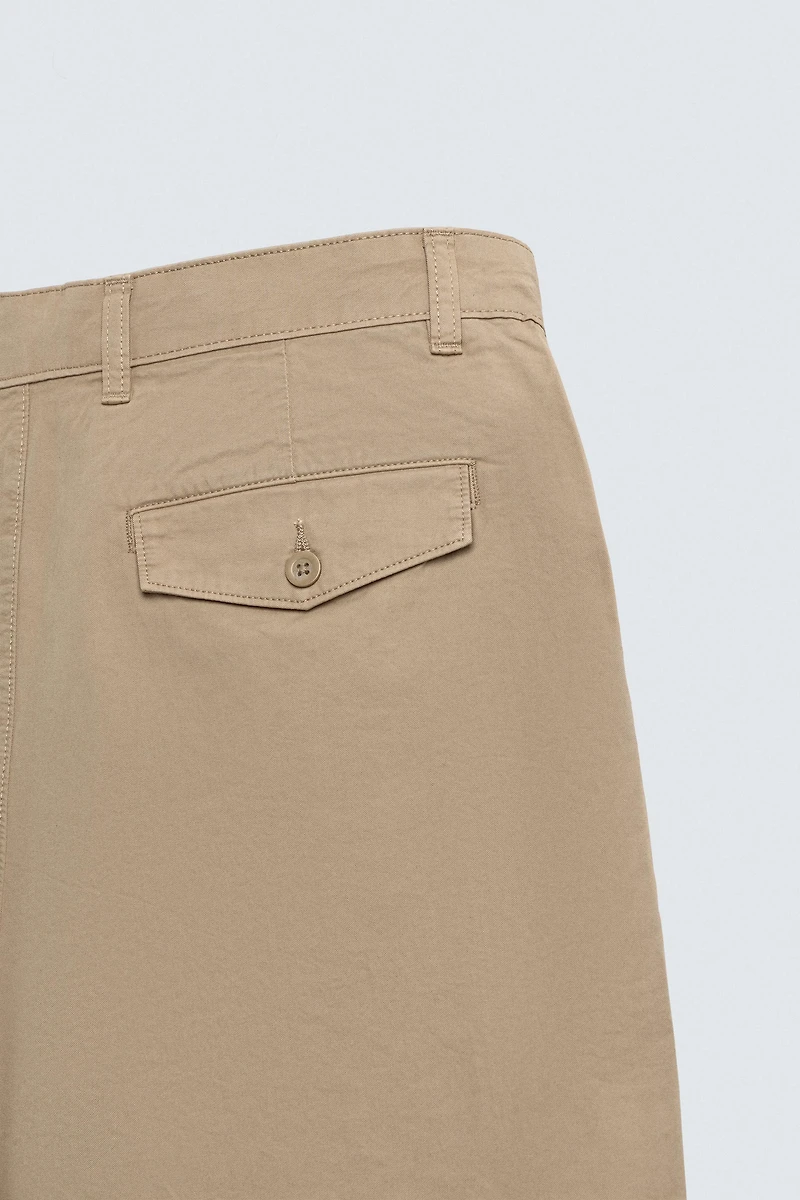 PLEATED WIDE FIT CHINO PANTS
