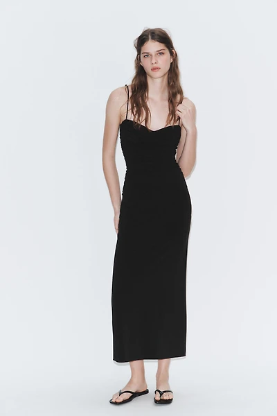 ROBE MI-LONGUE À BRETELLES ET PLIS