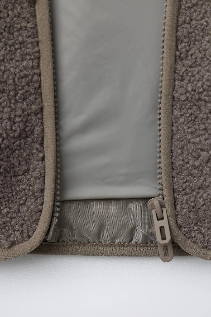 BLOUSON EFFET MOUTON À INSCRIPTION BRODÉE