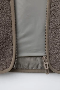 BLOUSON EFFET MOUTON À INSCRIPTION BRODÉE