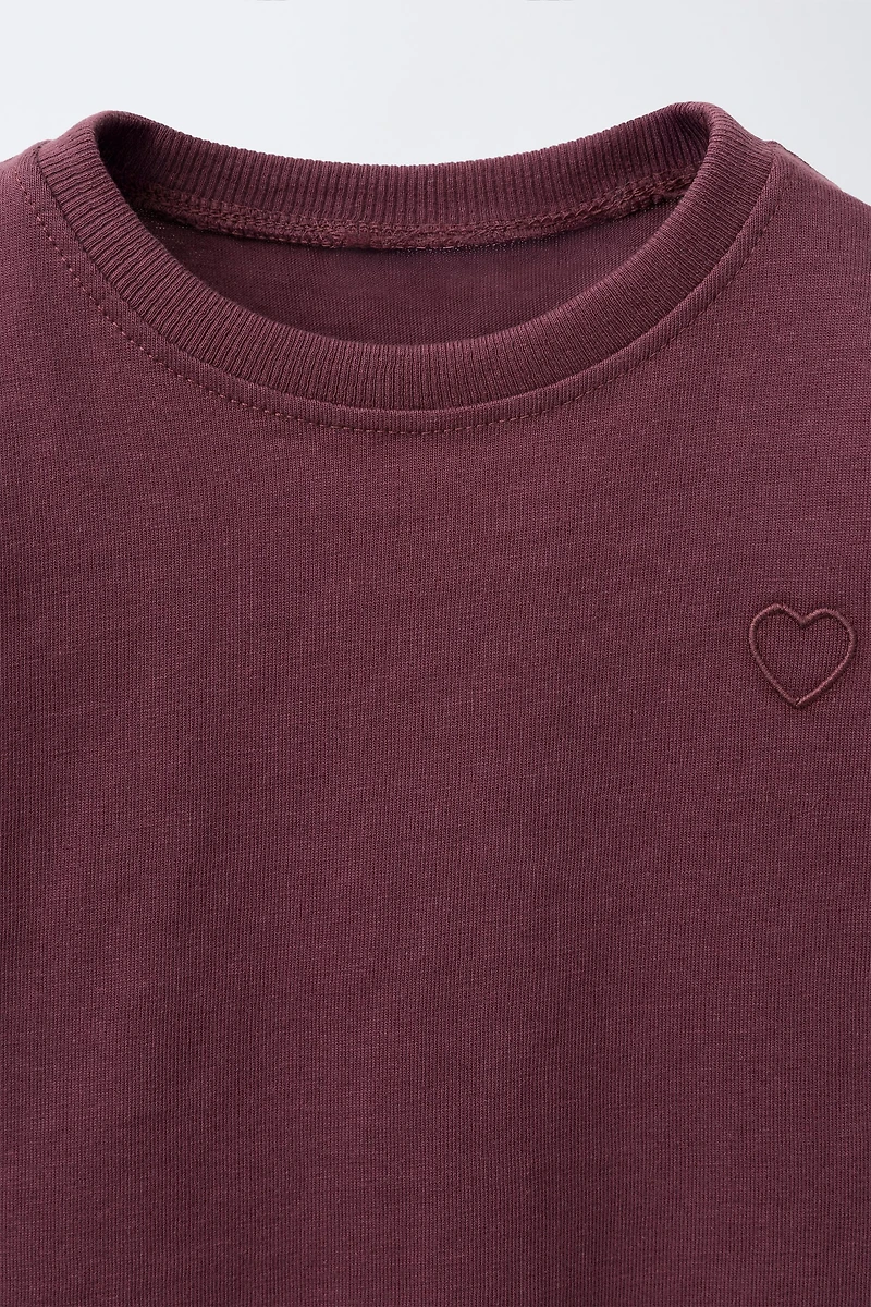 BASIC EMBROIDERED HEART T-SHIRT