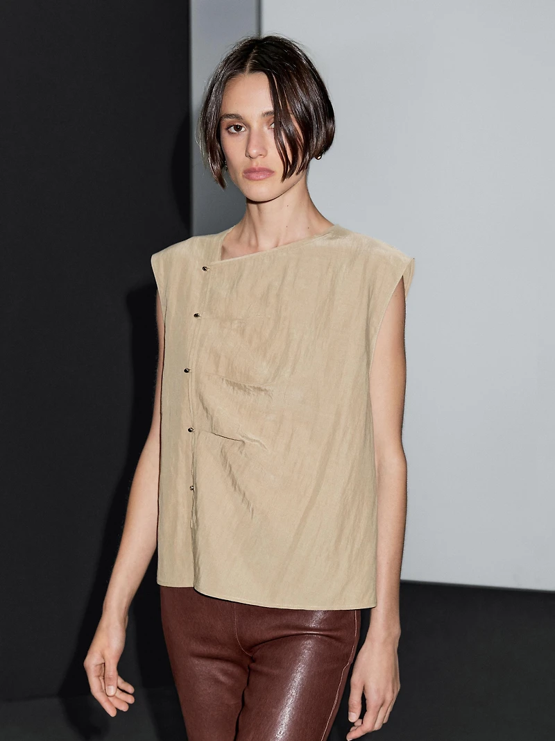 Blouse with silver button fastening on the side