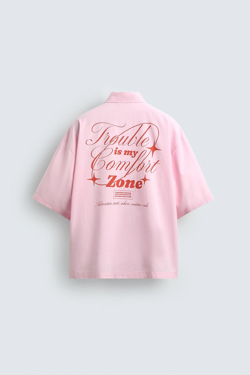 CHEMISE COUPE BOXY À INSCRIPTIONS IMPRIMÉES