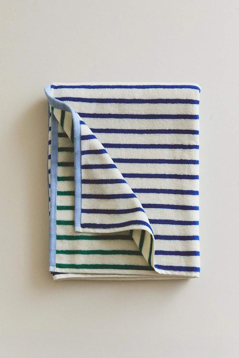 KIDS’ REVERSIBLE STRIPED BATH TOWEL
