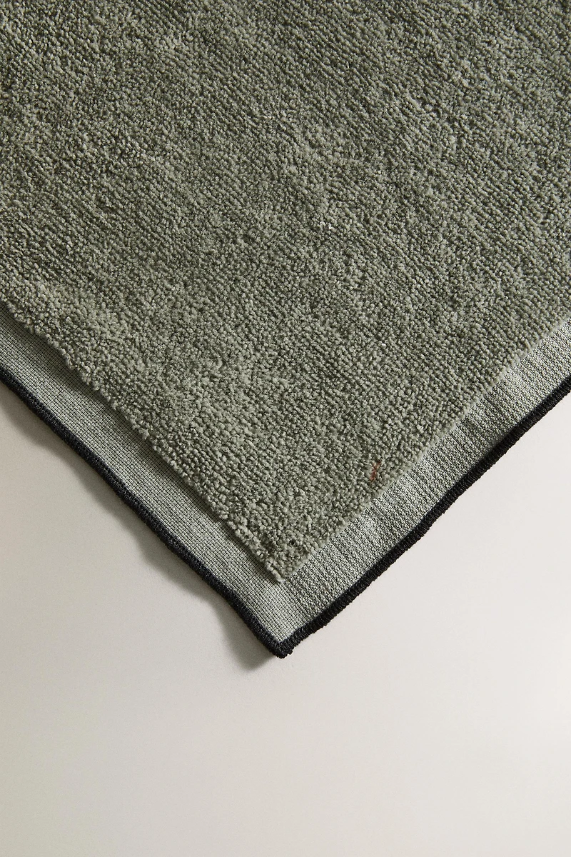 VELOUR OVERLOCK BATH TOWEL