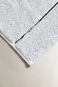 EMBROIDERED TRIM BATH TOWEL