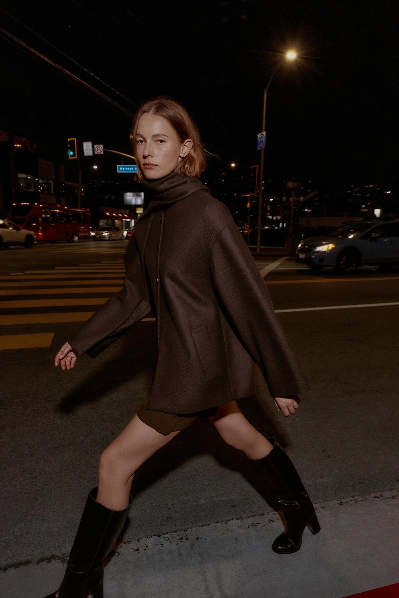 MANTEAU COURT AVEC ÉCHARPE EN LAINE