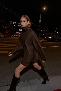 MANTEAU COURT AVEC ÉCHARPE EN LAINE