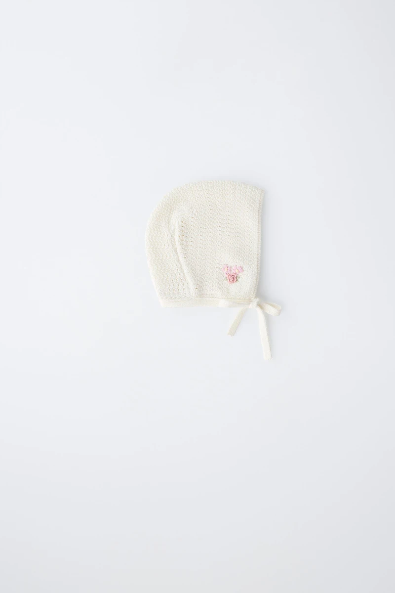BONNET EN MAILLE FLEUR BRODÉE