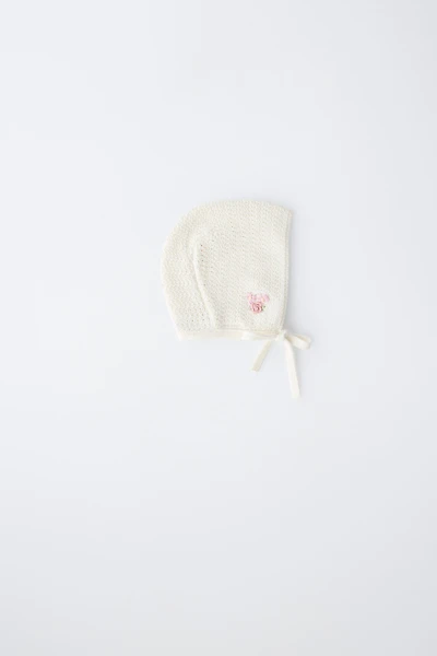 BONNET EN MAILLE FLEUR BRODÉE
