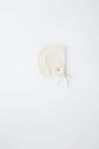 BONNET EN MAILLE FLEUR BRODÉE