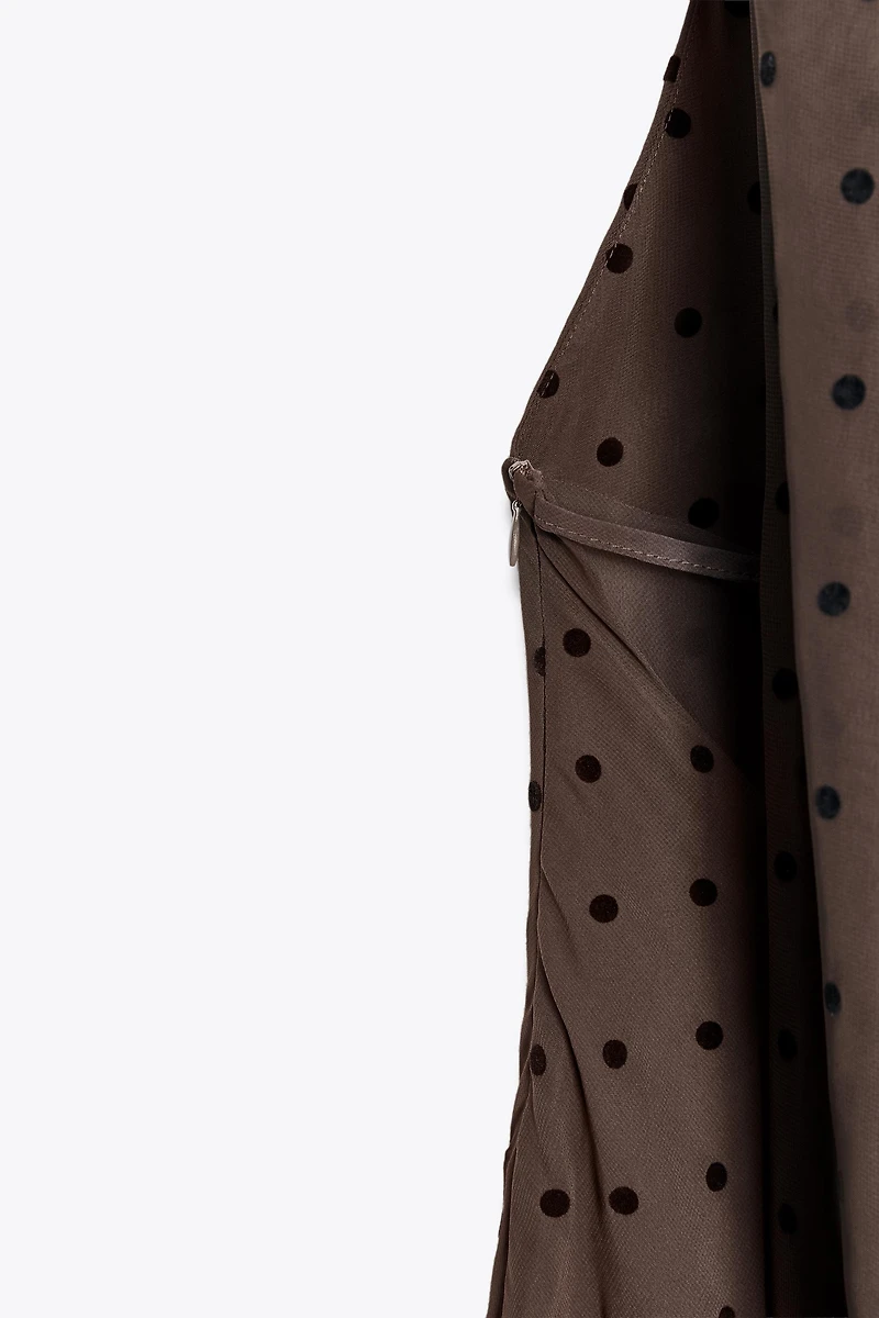 ROBE LONGUE À POIS ET FOULARD